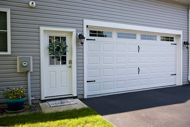 24/7 Emergency Garage Door Panel Replacement experts in Simonton Lake, IN